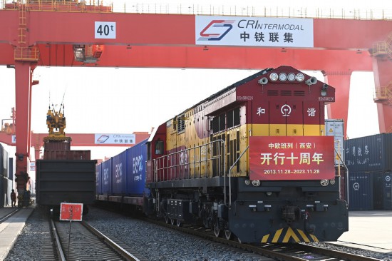 X8155次中欧班列在西安国际港站等待出发（2023年11月28日摄）。当日，满载货物的X8155次中欧班列从西安国际港站开往德国汉堡，标志着中欧班列（西安）自2013年11月28日开行首趟以来，已累计开行十周年。新华社记者 邹竞一 摄