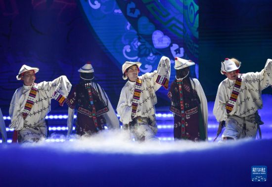 藏历新年联欢会上赏多彩民族文化