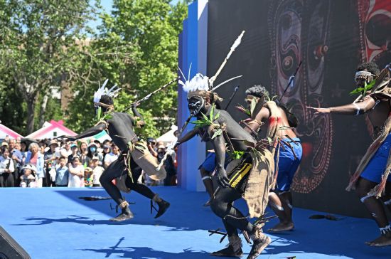 5月12日，来自非洲的留学生在天津大学国际文化节上表演节目。新华社记者 赵子硕 摄