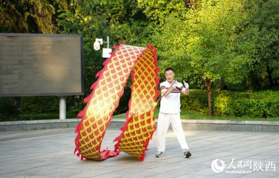 西安市全民健身活动更加丰富，图中市民正在舞动手中的“彩带龙”。人民网记者 贾凯璐摄