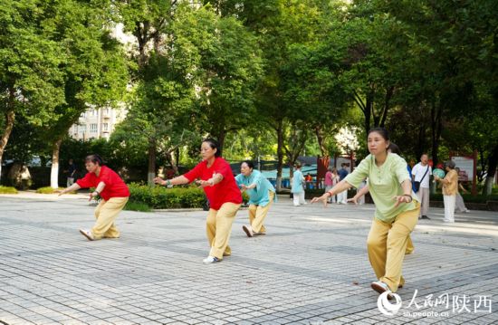 西安市劳动公园内，市民正在练习五禽戏。人民网记者 贾凯璐摄
