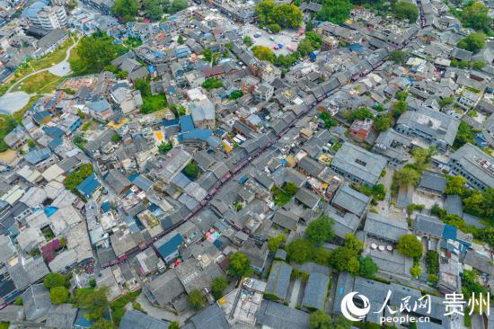 航拍青岩古镇。人民网 阳茜摄