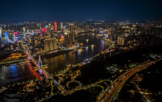 8月23日拍摄的重庆中心城区夜景（无人机照片）。新华社记者 刘潺 摄