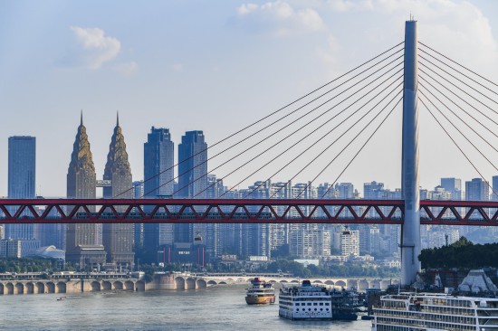8月20日，游客乘坐观光缆车欣赏重庆城市风光。新华社记者 王全超 摄