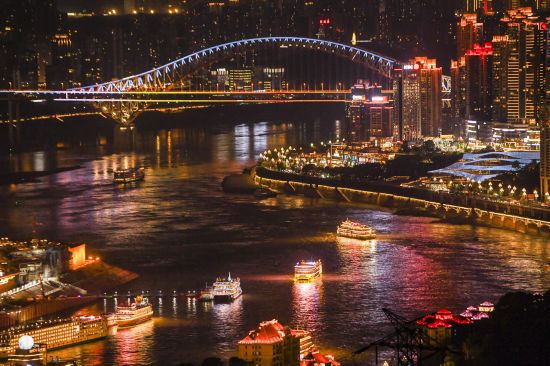 8月21日，游客乘坐游船欣赏重庆夜景。新华社记者 王全超 摄