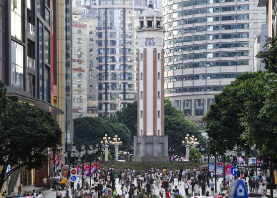 8月21日，游客在重庆市渝中区解放碑商圈休闲。新华社记者 王全超 摄