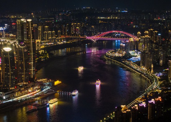 8月23日拍摄的重庆中心城区夜景（无人机照片）。新华社记者 刘潺 摄