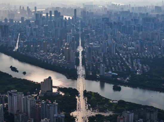 这是雨后的南宁市南湖公园及城市建筑群（9月17日摄，无人机照片）。新华社记者 黄孝邦 摄