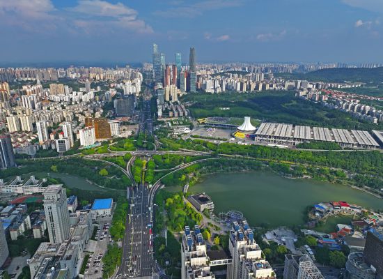 这是南宁国际会展中心附近的城区（9月20日摄，无人机照片）。新华社记者 周华 摄