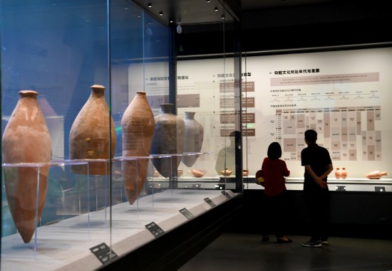 9月24日，参观者在仰韶文化博物馆观看展品。