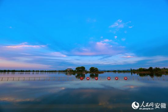夕阳下的朔西湖。人民网记者 王晓飞摄