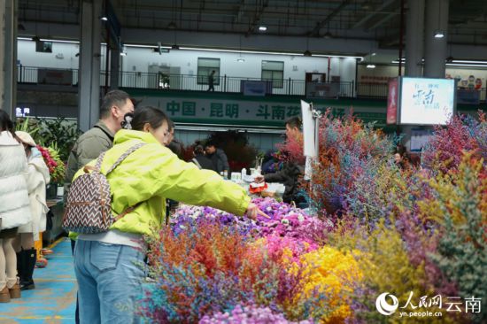 各类色彩鲜艳的花束受到消费者的青睐。人民网 雷霁摄
