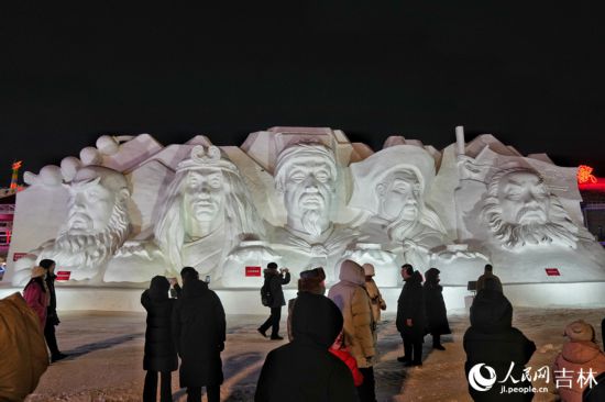 吉林辽源：60余组冰雪雕打欧博体育登录造梦幻城堡(图4)