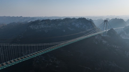 这是1月13日拍摄的贵州六安高速公路花江峡谷大桥（无人机照片）。