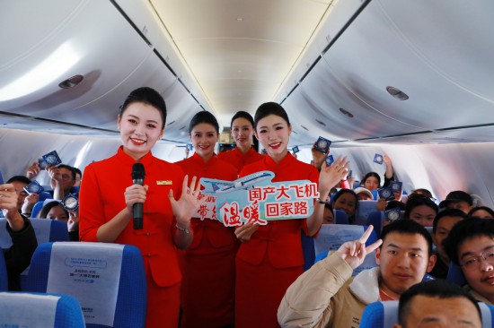 1月14日，在南航CZ8233广州—成都天府航班上，空乘人员开展C919国产大飞机投入春运主题活动。