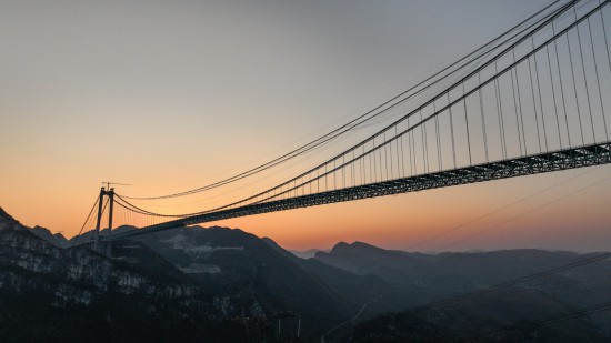 夕阳下的贵州六安高速公路花江峡谷大桥（1月13日摄，无人机照片）。