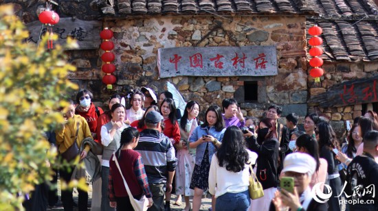 游客们纷至沓来，打卡拍照留念。人民网 李昌乾摄