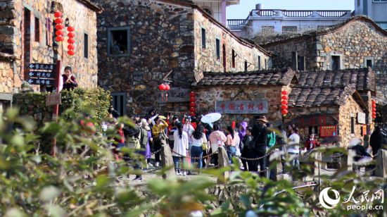 游客纷至沓来打卡拍照，畅享春日风光。人民网 李昌乾摄
